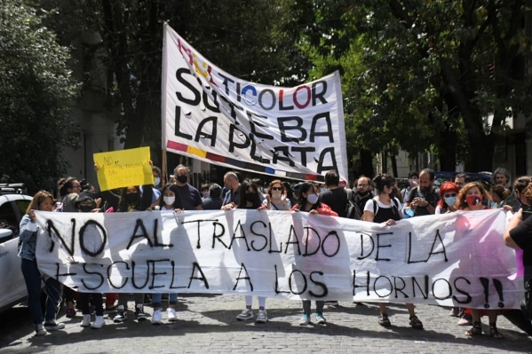 Miembros de la comunidad educativa se movilizaron en reclamo por el traslado de la Escuela Comercial: "Tememos que cierre"