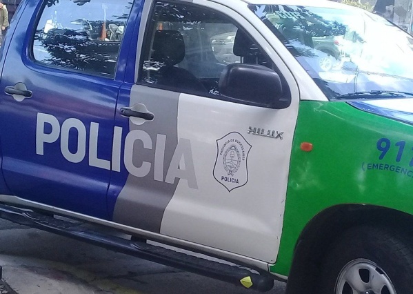 Intentaron huir de la policía, cayeron al suelo y uno atacó un patrullero en City Bell