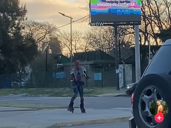 El spiderman bailarín llegó a La Plata y sorprendió a automovilistas