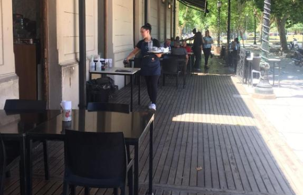 Un joven que habría orinado en la pared del restaurante de Plaza Malvinas amenazó de muerte a una empleada