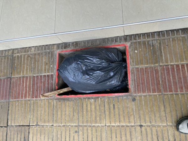 Vecinos de barrio Norte denuncian un &ldquo;hueco&rdquo; en la vereda: &ldquo;Lo taparon con una bolsa de residuos&rdquo;