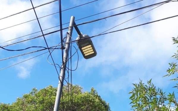 En 117 y 35 reclaman por el mal estado de las luminarias