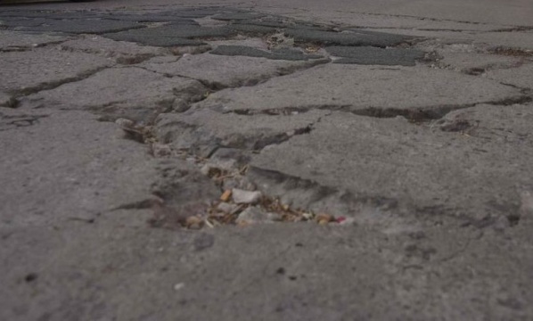 En Altos de San Lorenzo exigen la reparación de calles con pozos e iluminarias que no funcionan