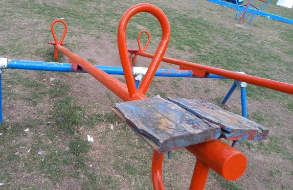En una plaza de La Plata piden por mejoras en los juegos para niños: "Necesitan amor"