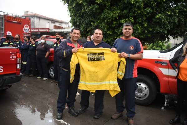 En un emotivo momento, los bomberos de Ensenada fueron recibidos por sus familiares tras combatir los incendios en Corrientes