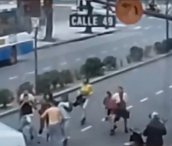 Batalla campal en pleno centro de La Plata a la salida de un boliche