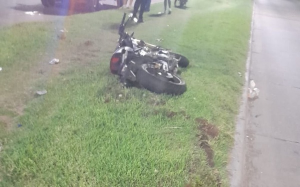 Un choque entre motos terminó con un hombre fallecido en 22 y 520