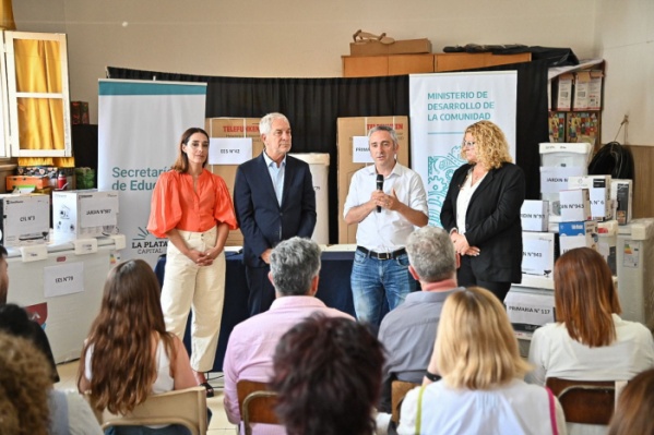 Alak y Larroque entregaron equipamiento a 29 escuelas de La Plata