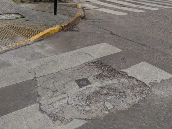 Vecinos denuncian un bache en plena esquina en la zona de Plaza Malvinas en La Plata