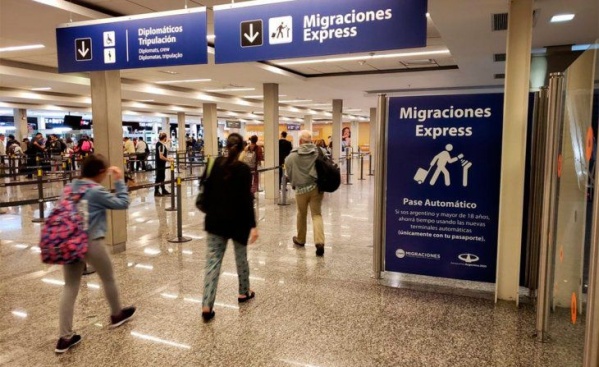 Eliminan el aislamiento para los argentinos que regresan del exterior