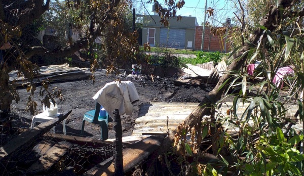 Piden donaciones y ayuda para una familia de Los Hornos que perdi&oacute; todo en un voraz incendio