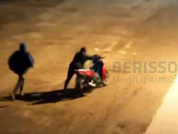 Dos jóvenes robaron una moto, la escondieron y fueron detenidos en Berisso