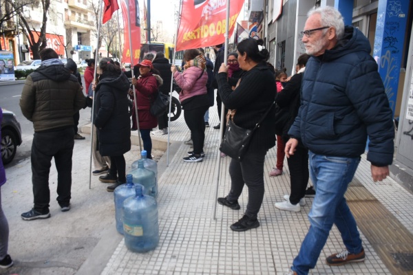 La Izquierda junto a asambleas barriales reclamaron en La Plata por la problemática del agua: "El 45% se pierde por roturas"