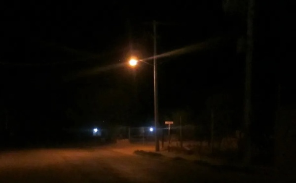 Vecinos de Villa Elisa piden que cambien los focos de luz de varias calles porque "hace 5 años que venimos reclamando"