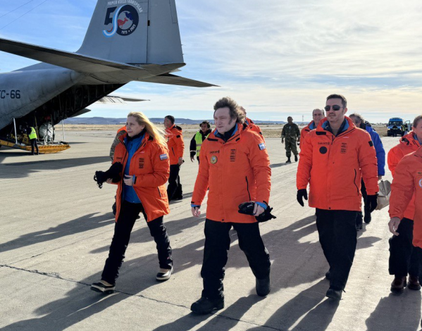 Milei llegó a la Base Marambio para lanzar el programa sobre el estudio de la contaminación marina en la Antártida
