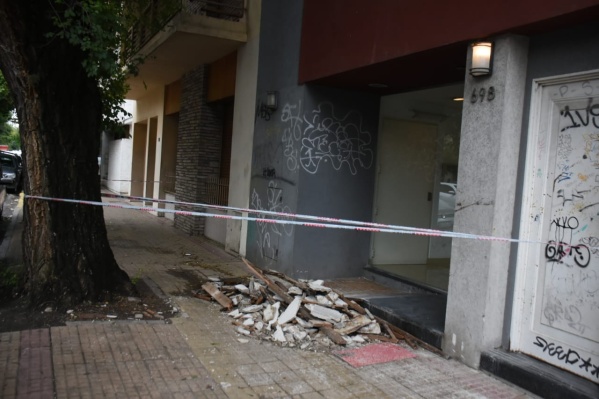 Dos heridos en La Plata luego de que se cayera el balc&oacute;n de un edificio