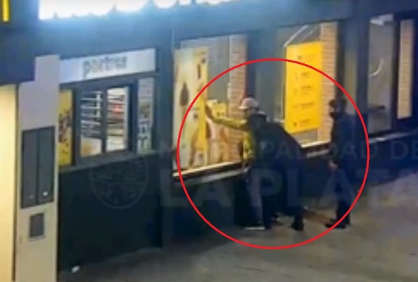 Intentaba romper los vidrios de un local de comida r&aacute;pida de La Plata, lo vieron por las c&aacute;maras y termin&oacute; detenido