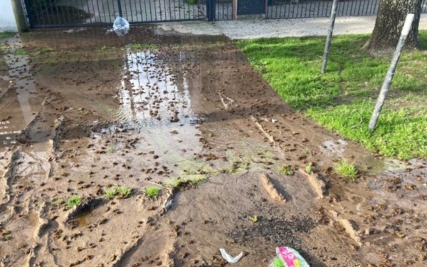 En Gonnet reclaman por una pérdida de agua que provocó la creación de un “pozo enorme”