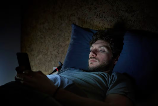 ¿Cuánto afecta al descanso la luz azul de los celulares?