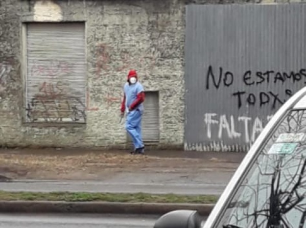 Vestido de médico, atacó armado en un supermercado platense: hay un herido