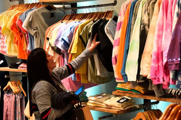 Las ventas minoristas cayeron por décimo mes consecutivo y la baja fue de 1,4%