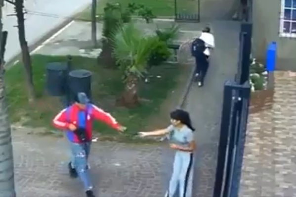 "Abandonó" a su novia cuando aparecieron dos motochorros y se picó fuerte el debate en las redes: “Ella no piensa rápido”