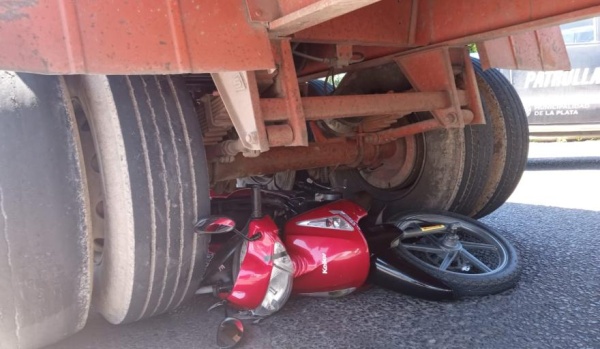 Tragedia en La Plata: Un motociclista murió tras chocar con un camión en la rotonda de 122 y 60