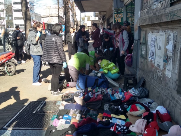 Una mujer falleci&oacute; en la v&iacute;a p&uacute;blica en pleno diagonal 80