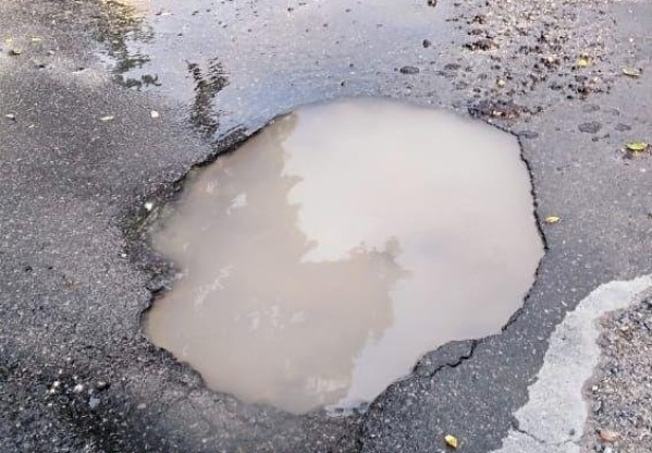 Vecinos de Los Hornos reclaman por las condiciones de una calle: "Es tremendo el pozo que se hizo"