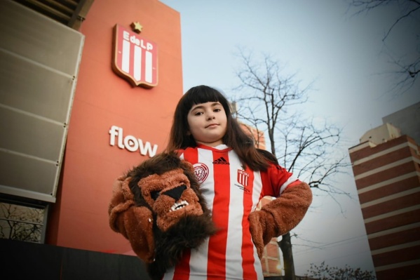 La "leoncita" de Estudiantes que cautiva a los hinchas y sueña con entrar con los jugadores: "Me gustaría saludar a todos"