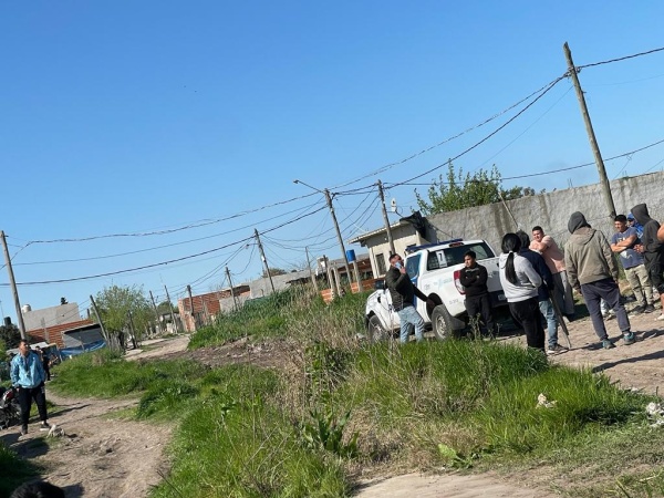 Vecinos de Lisandro Olmos denuncian que un grupo de hombres y mujeres les quieren usurpar sus casas: "Es angustiante"