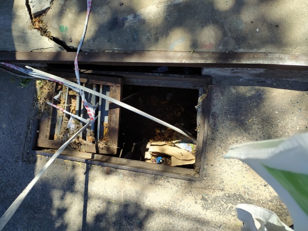 "Están esperando una desgracia": El enojo de un platense ante la falta de una rejilla