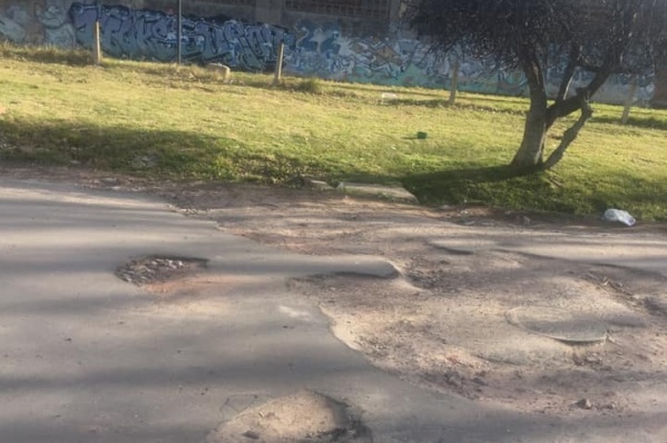Vecinos del Mondongo ya no saben qu&eacute; hacer con los pozos: "La calle est&aacute; detonada"