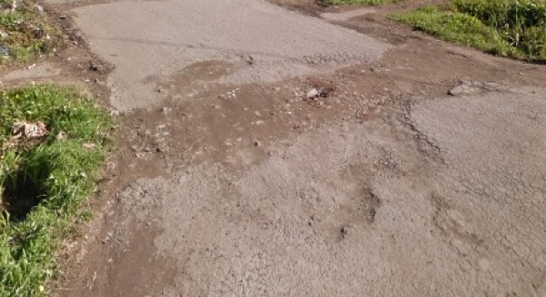 En Los Hornos reclaman por el arreglo de una calle que "está perdiendo parte del asfalto"
