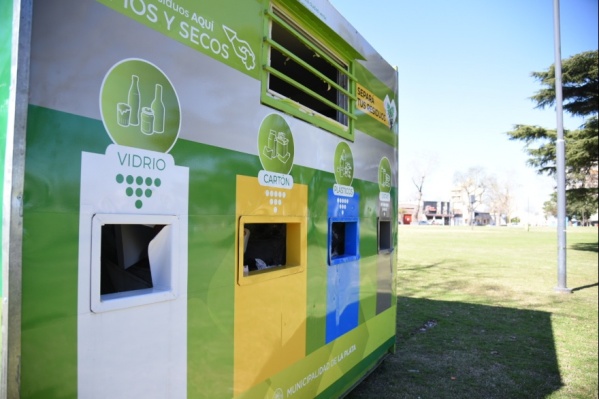 Etcheverry se suma a los "puntos verdes" e invitan a los vecinos a reciclar