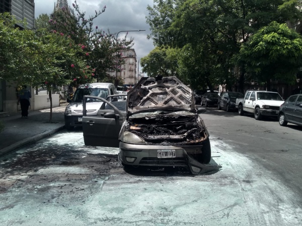Un remis se prendi&oacute; fuego mientras circulaba con pasajeros por el centro de La Plata