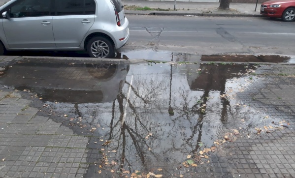 Vecinos de la zona del Hospital Español de La Plata aumentan sus reclamos por veredas inundadas