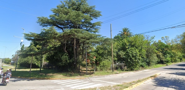 Un auto se despistó en Hernández, chocó contra un alambrado y terminó con tres jóvenes hospitalizados