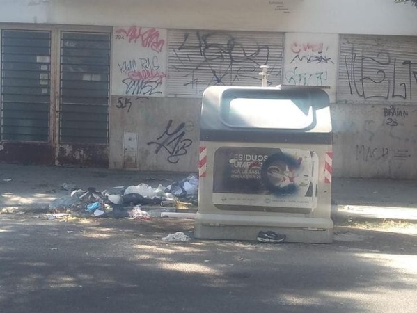 Piden que en 59 y 10 los vecinos colaboren con la limpieza de la zona: "Los contenedores se llenan y siguen colocando basura"