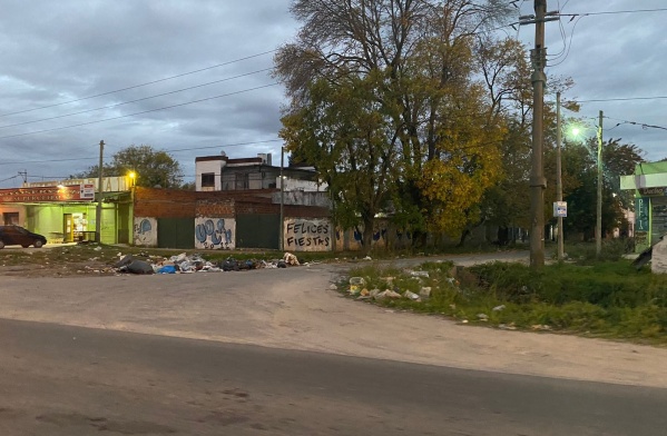 Vecinos de Villa Elvira reclaman por un "mini basurero en la cuadra"