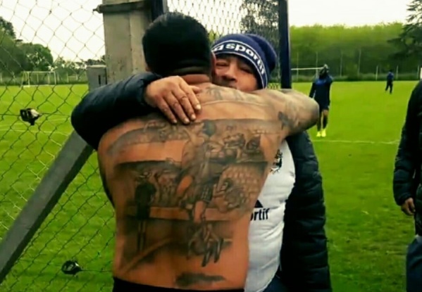 El amor después del dolor: el día que un ensenadense conoció al Diego gracias a un tatuaje