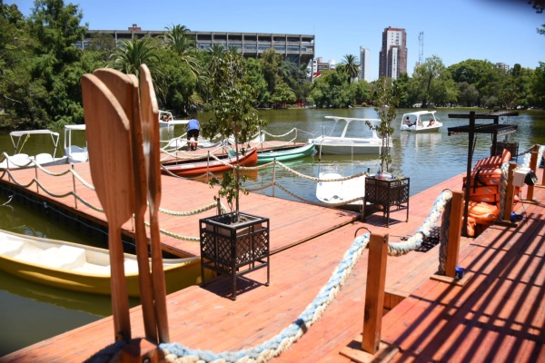 Postales de un verano en La Plata: los vecinos se acercan y disfrutan del nuevo muelle del Paseo del Bosque