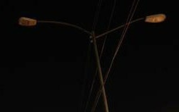 Vecinos de 7 y 508 reclaman por la reparación de los postes de luz porque "no se ve nada"