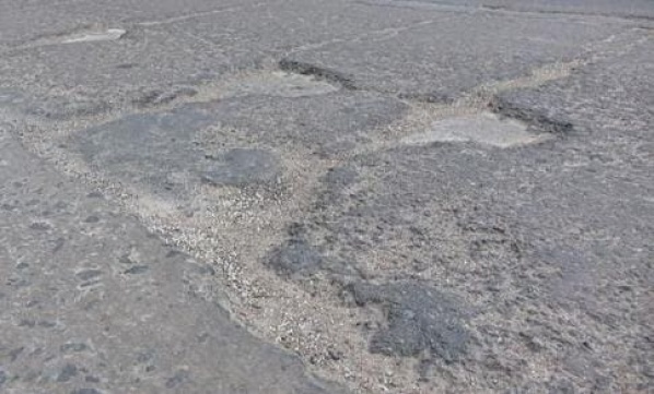 Las calles de varios barrios de La Plata continúan cubiertas de baches y los vecinos piden un mejor mantenimiento