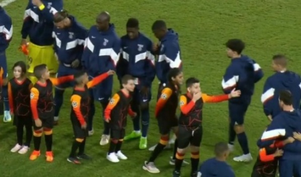 ¡Locura! Un grupo de nenes emocionó con su reacción al ver a Lionel Messi entrar a la cancha