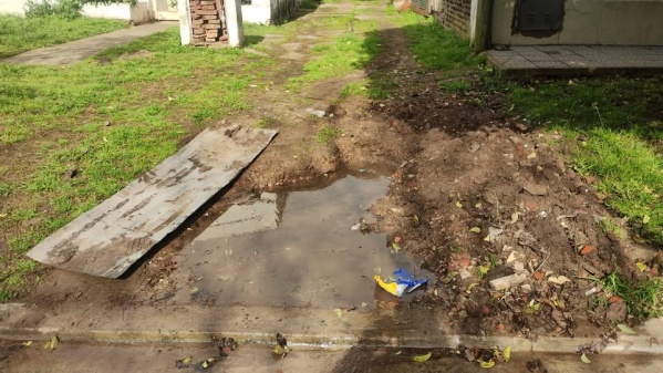 Una mujer exige que arreglen la entrada de la casa de su abuela en 135 entre 57 y 58: “la tengo que sacar en brazos”