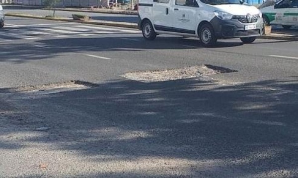 Vecinos de Avenida 60 aseguran que se arregló una cañería pero dejaron un pozo en medio de la calle