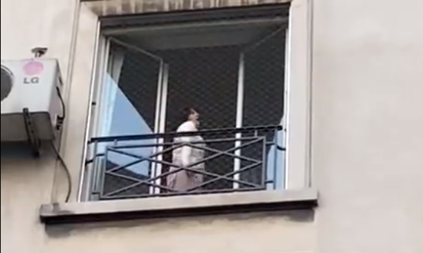 Al ritmo de los bombos, una mujer bailó en un balcón de Recoleta en la vigilia por Cristina Kirchner y causó furor