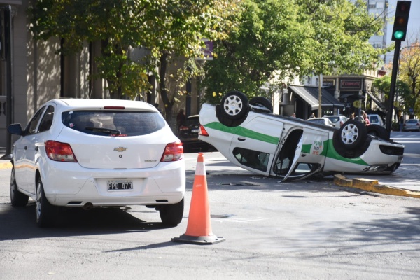 Un taxi terminó dado vuelta en la vereda de 9 y 51 tras un fuerte choque