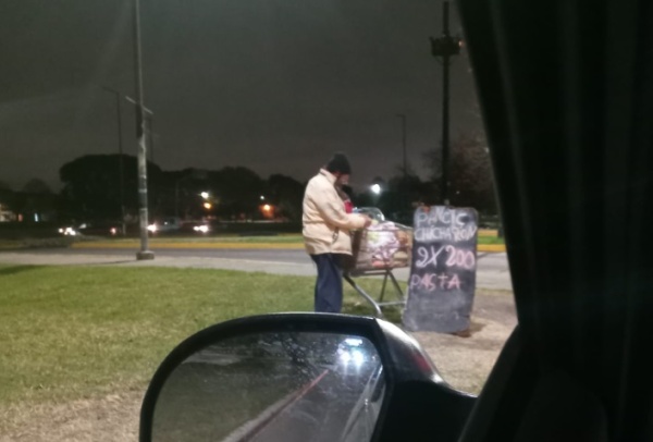 Vende pan casero en la esquina de 19 y 72 y se viraliz&oacute; gracias a una vecina platense: "Est&aacute; ah&iacute; todos los d&iacute;as"